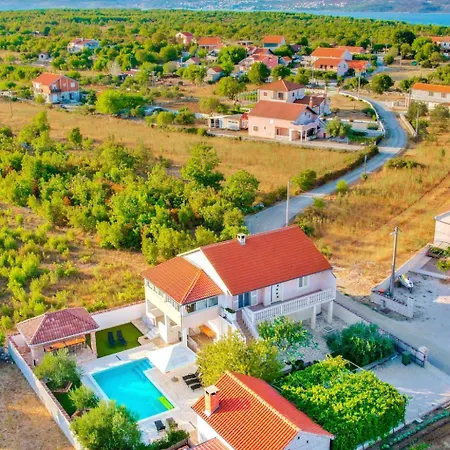 Сasa de vacaciones Dinko With Pool By Interhome *