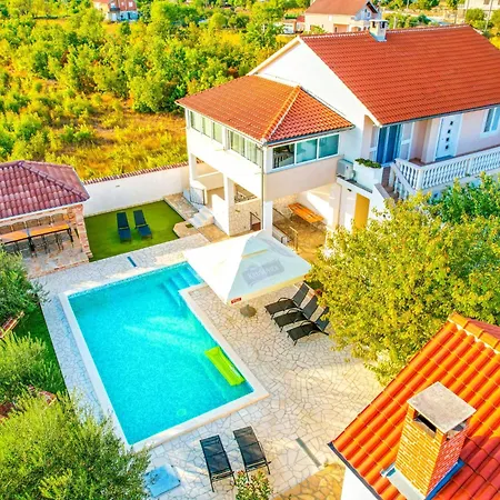 Сasa de vacaciones Dinko With Pool By Interhome