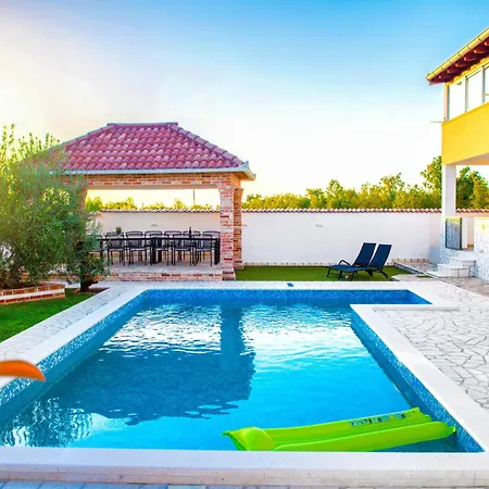 Dinko With Pool By Interhome Сasa de vacaciones