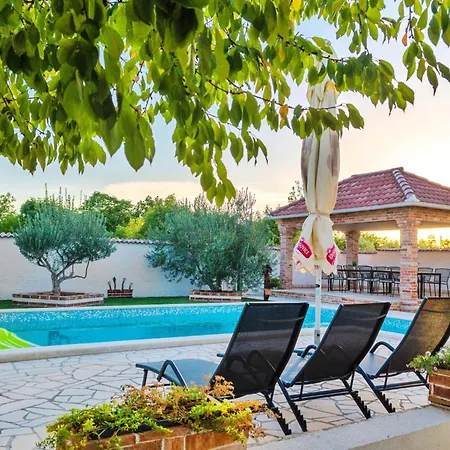 Сasa de vacaciones Dinko With Pool By Interhome Pridraga