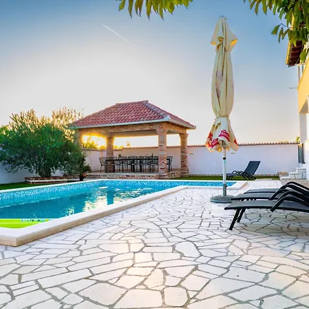 Dinko With Pool By Interhome Сasa de vacaciones Pridraga