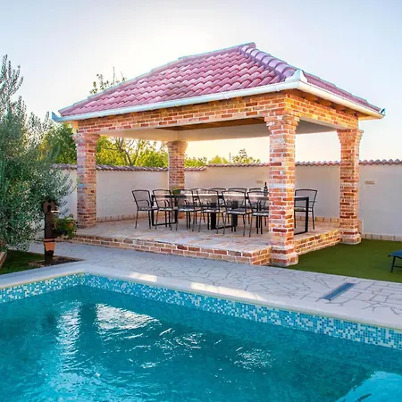 Сasa de vacaciones Dinko With Pool By Interhome
