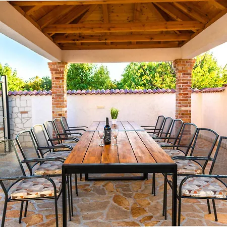 Сasa de vacaciones Dinko With Pool By Interhome *