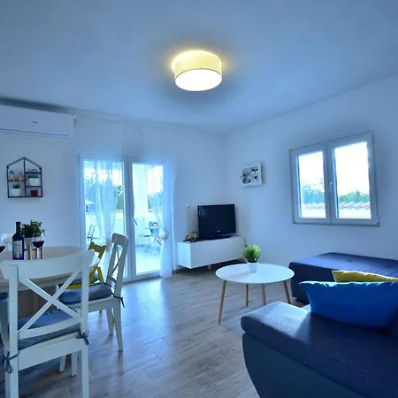 Сasa de vacaciones Dinko With Pool By Interhome
