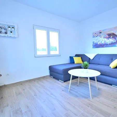 Сasa de vacaciones Dinko With Pool By Interhome *