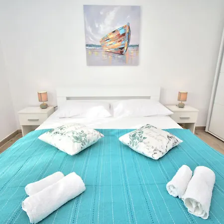 Сasa de vacaciones Dinko With Pool By Interhome