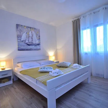 Сasa de vacaciones Dinko With Pool By Interhome *
