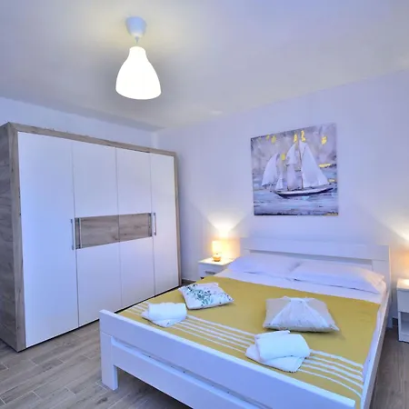 Dinko With Pool By Interhome Сasa de vacaciones