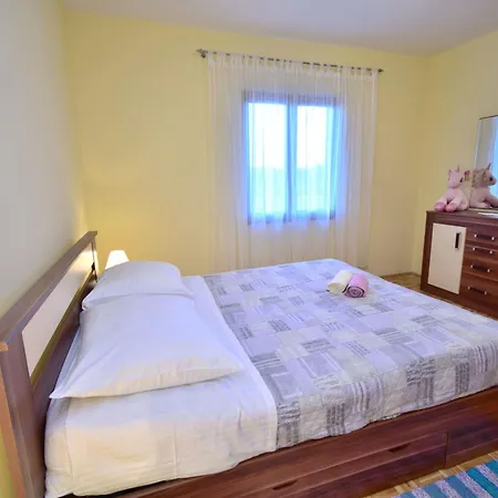 Сasa de vacaciones Dinko With Pool By Interhome