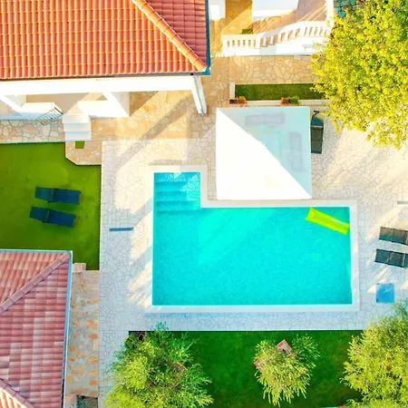 Сasa de vacaciones Dinko With Pool By Interhome *