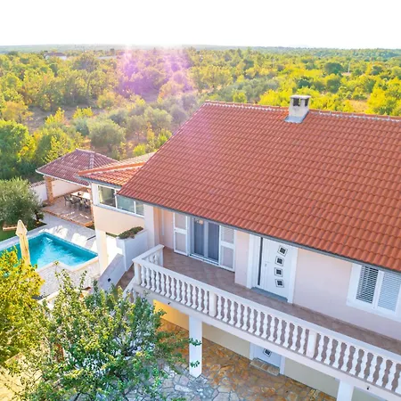 Сasa de vacaciones Dinko With Pool By Interhome Pridraga